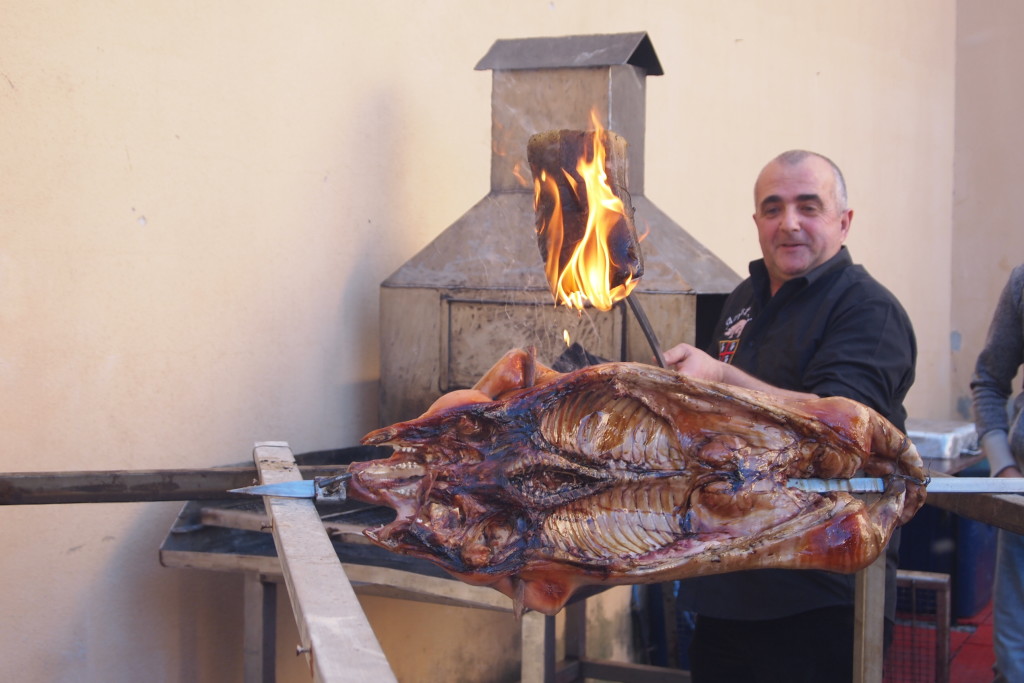 PORCETTO SARDO: Il pezzo di lardo infuocato