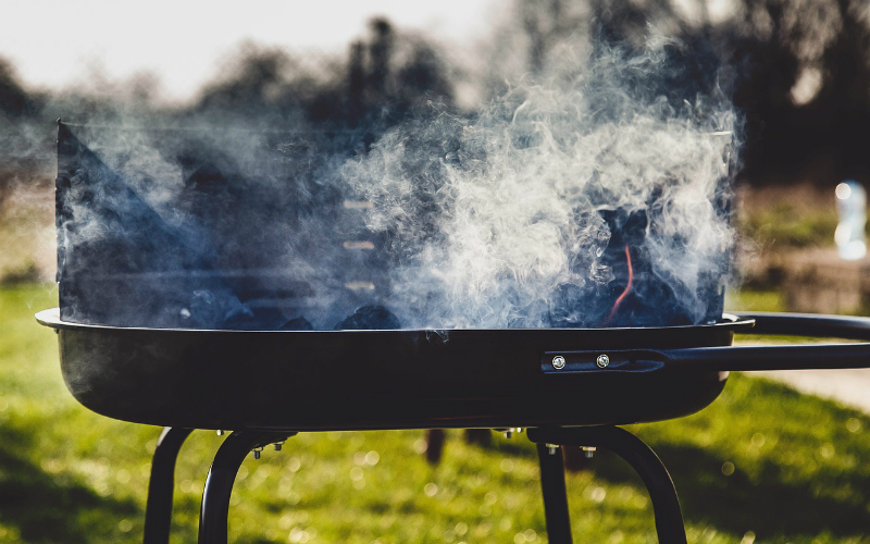 LEGGE E BARBECUE: GRIGLIARE IN GIARDINO