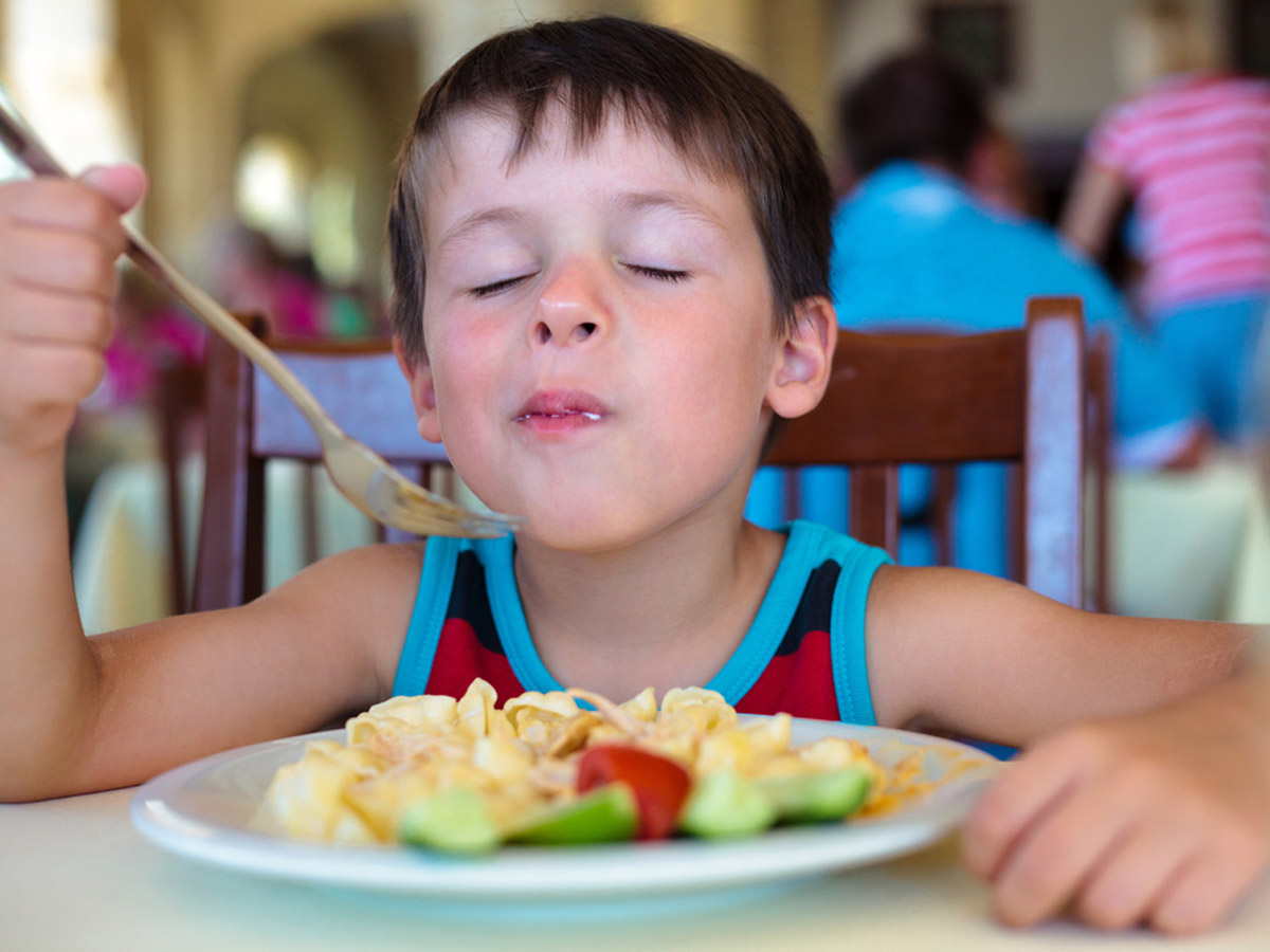 MANGIARE PIANO COMPORTA UNA SERIE DI BENEFICI