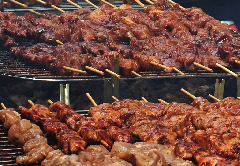 Una varietà di carne al bbq