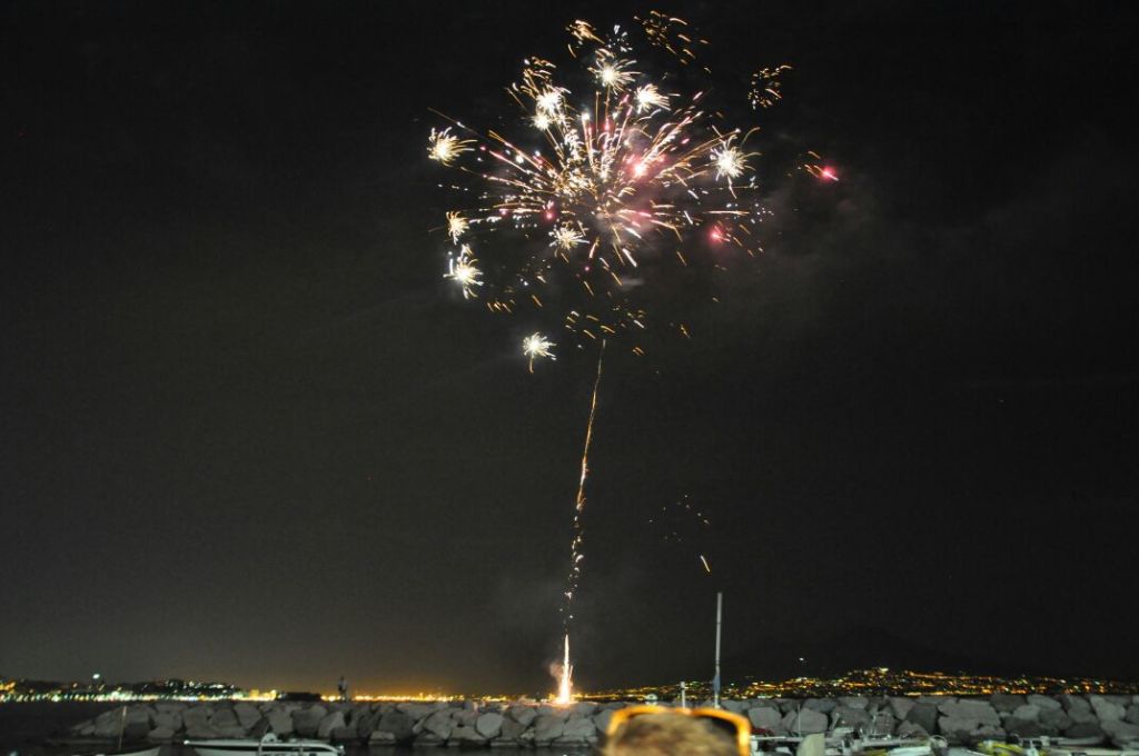 Fuochi a mare per la serata inaugurale