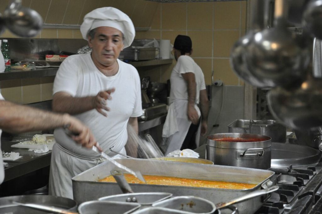 Lo chef Giovanni Maniscalco in cucina