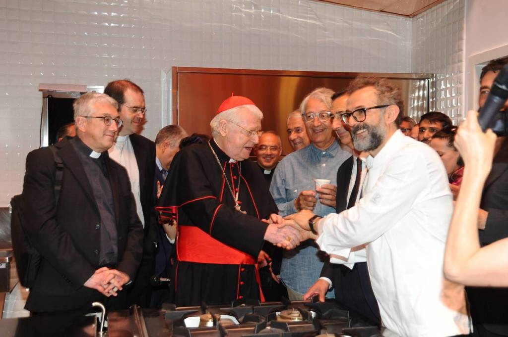 L'arcivescovo di Milano Angelo Scola con lo chef stellato Massimo Bottura