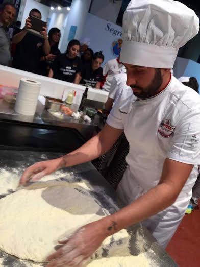 Federico Visinoni al momento di stendere l'impasto della pizza