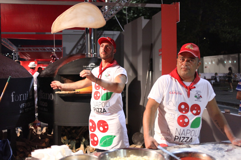 I campioni pizzaioli da tutto il mondo all'opera