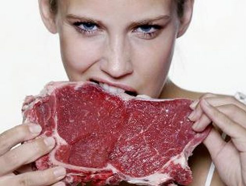 donna-mangia-carne2