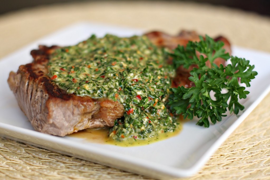 ENTRECOTE AL BARBECUE CON SALSA CHIMICHURRI