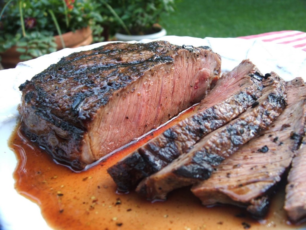 ENTRECOTE AL BARBECUE CON SALSA CHIMICHURRI