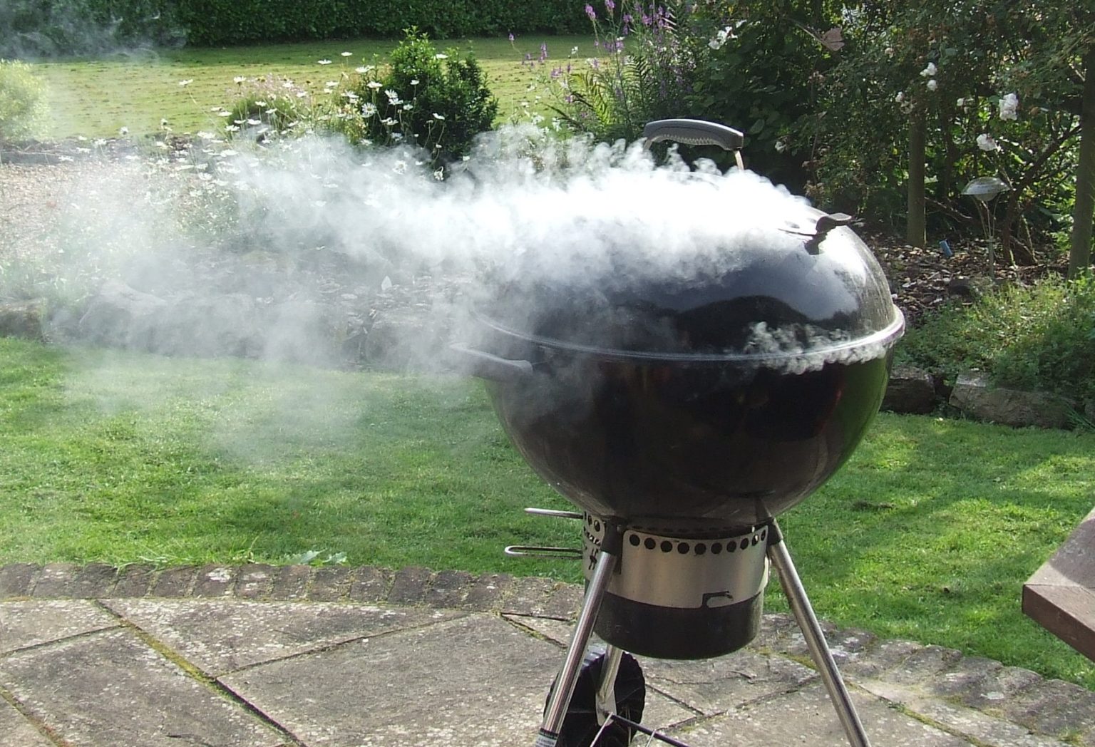 Il barbecue da balcone, cos'è e le regole per farlo (se si può