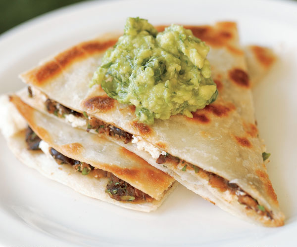 Quesadillas di pollo al peperoncino e guacamole