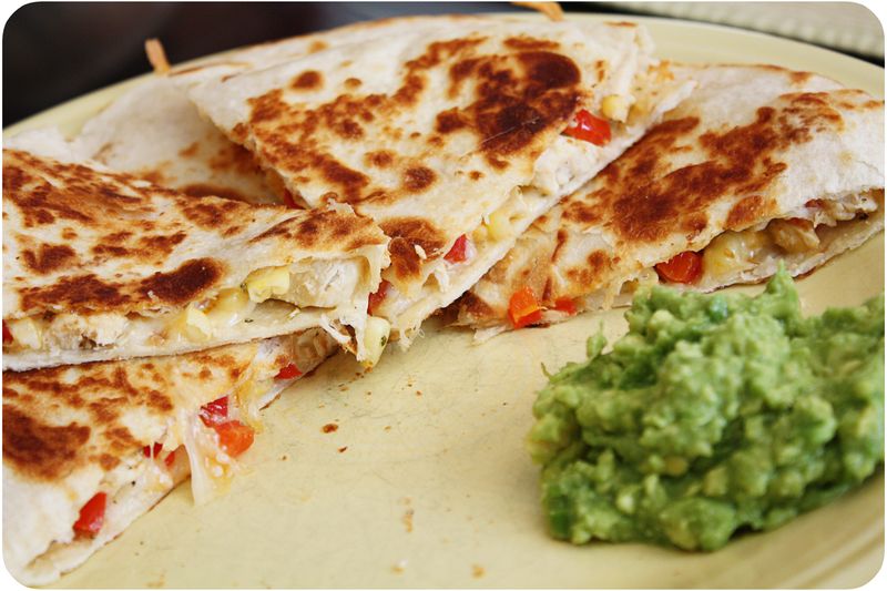 Quesadillas di pollo al peperoncino e guacamole