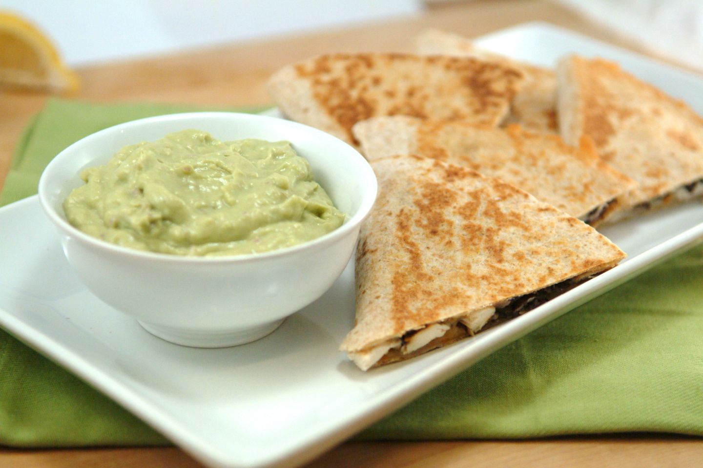 Quesadillas di pollo al peperoncino e guacamole