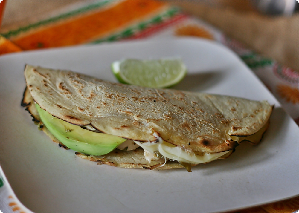 Quesadillas di pollo al peperoncino e guacamole