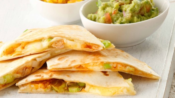 Quesadillas di pollo al peperoncino e guacamole