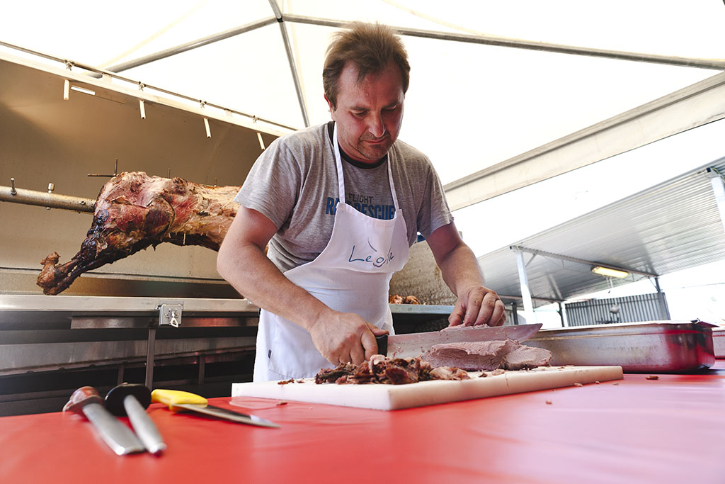 ALBERTO LEONE E IL SUO TORO ALLO SPIEDO