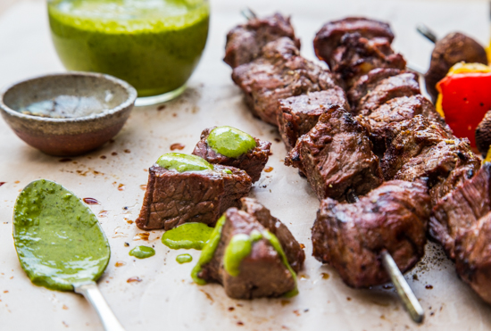 SPIEDINI DI MANZO CON SALSA CHIMICHURRI