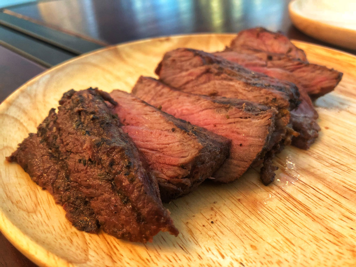 CARNE SU TAGLIERE IN LEGNO