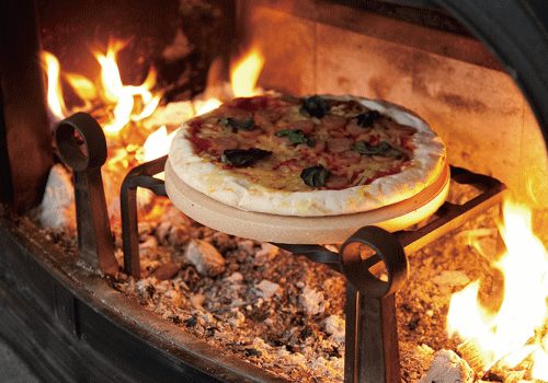 cucinare con il camino la pizza