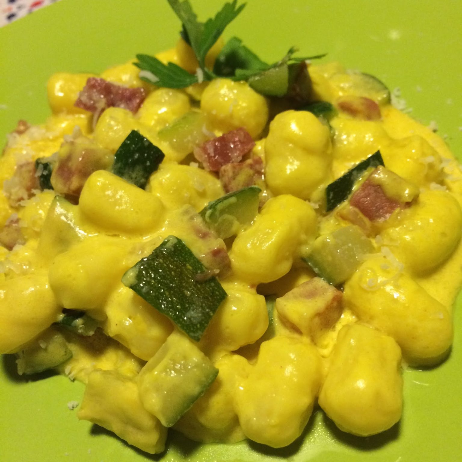 PASTA E SALUMI: GNOCCHI CON ZUCCHINE, ZAFFERANO E PANCETTA DI CALABRIA DOP