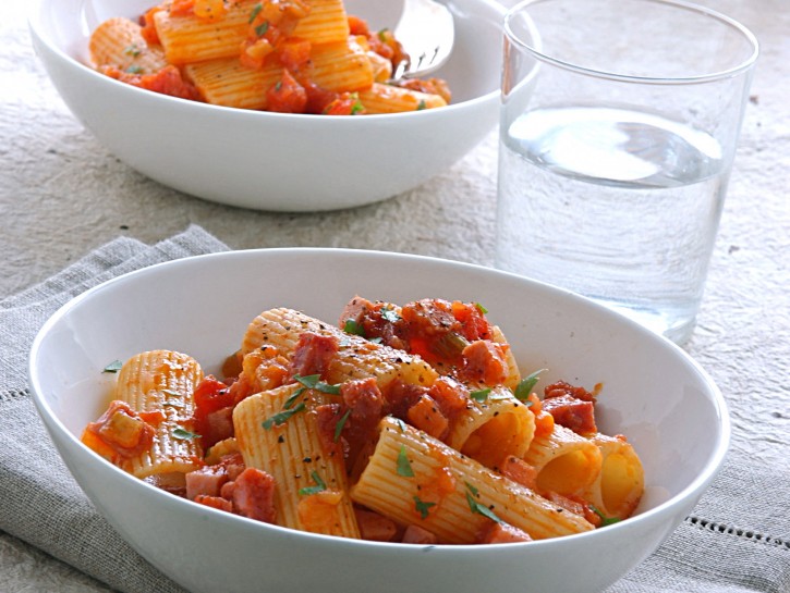 PASTA E SALUMI: RIGATONI CON RAGÙ DI SALUMI