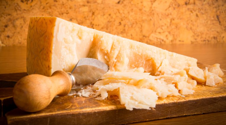 FOLLIA ONU: PARMIGIANO E OLIO EVO PERICOLOSI COME IL FUMO