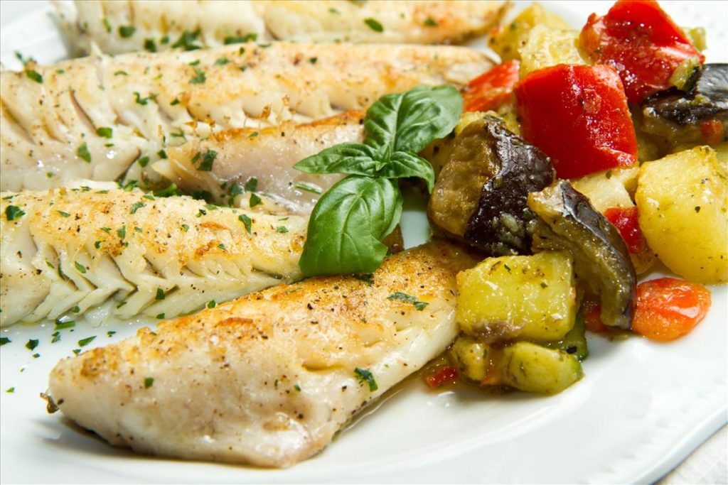 FILETTI DI BRANZINO ALLA GRIGLIA CON PESTO E POMODORINI