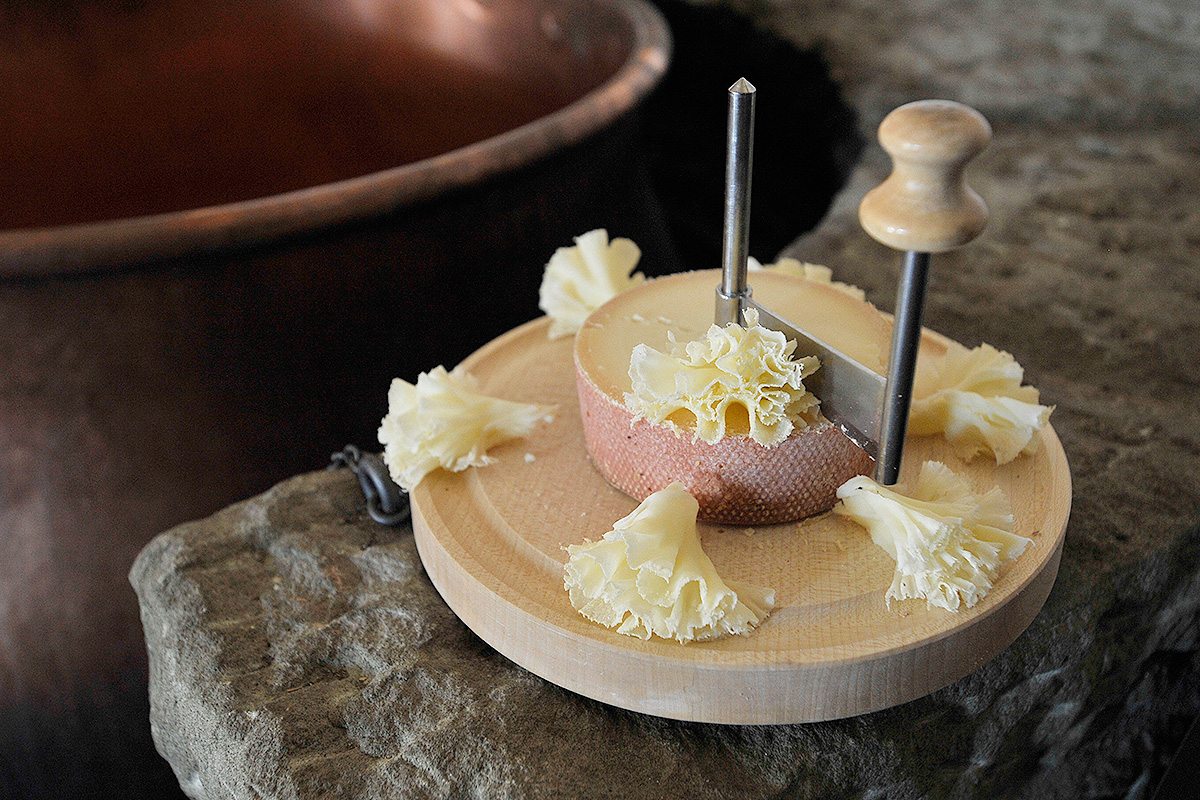 TÊTE DE MOINE IL FORMAGGIO SVIZZERO PIU' FAMOSO AL MONDO