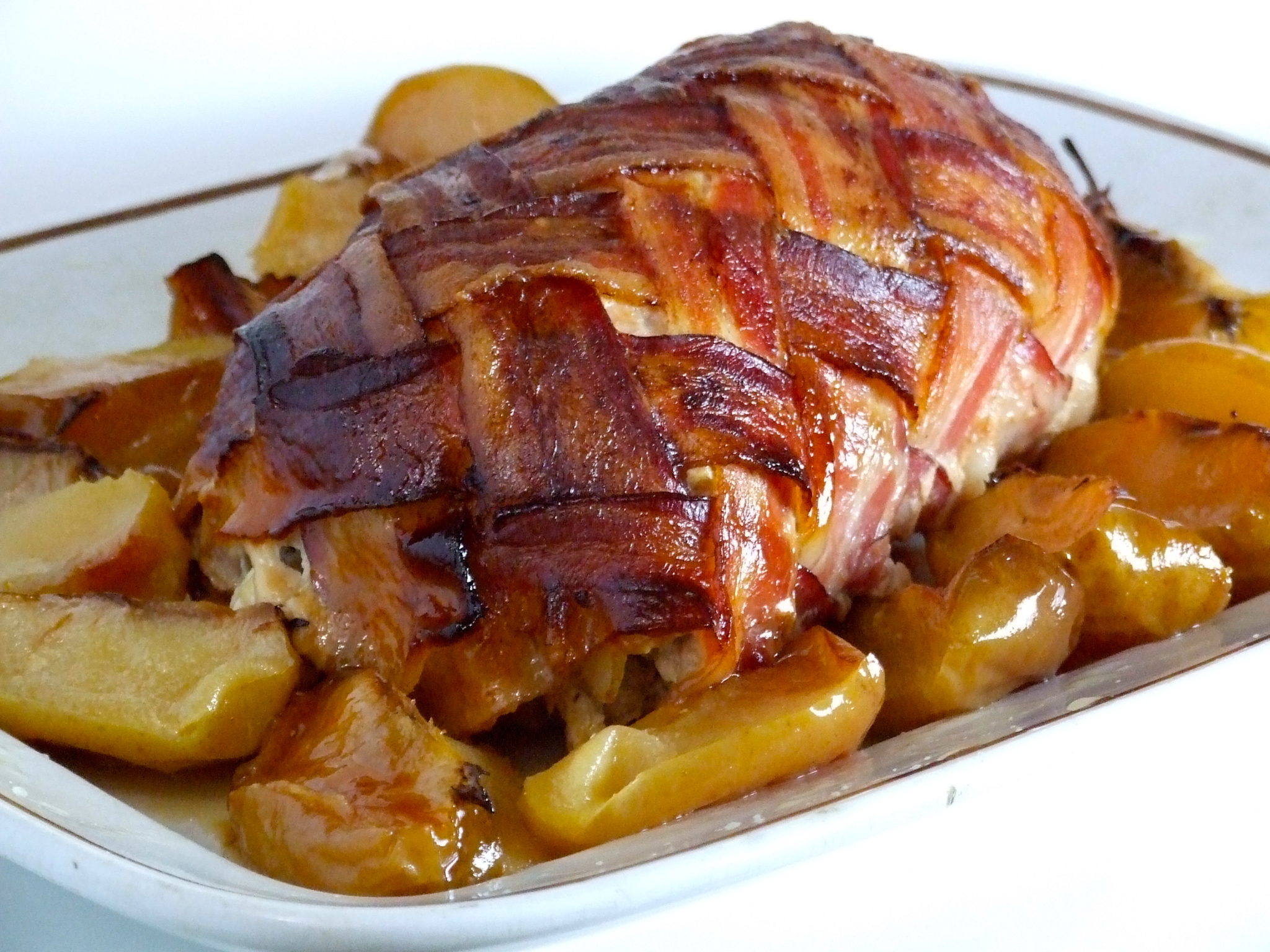 Запечь свиную корейку в духовке. Свиная корейка с беконом. Свинина в беконе. Вырезка в беконе. Свинина с яблоками.